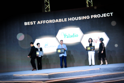 Rachmat Gunawan Subrata menerima penghargaan dari Golden Property Award untuk Cluster Paladio
